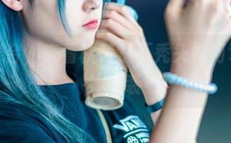 精选舞台,来看秋楚楚不秃头如何驾驭蕾姆泳装