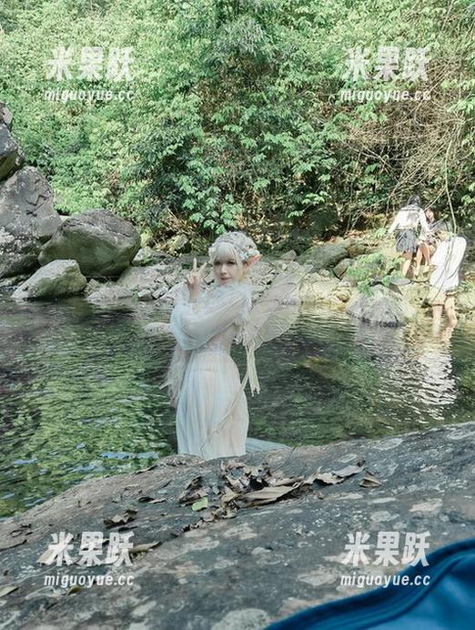 自闭颜球球空姐的照片在这里，免费送出，果然她总是那么耀眼又让人想多看一会儿。
