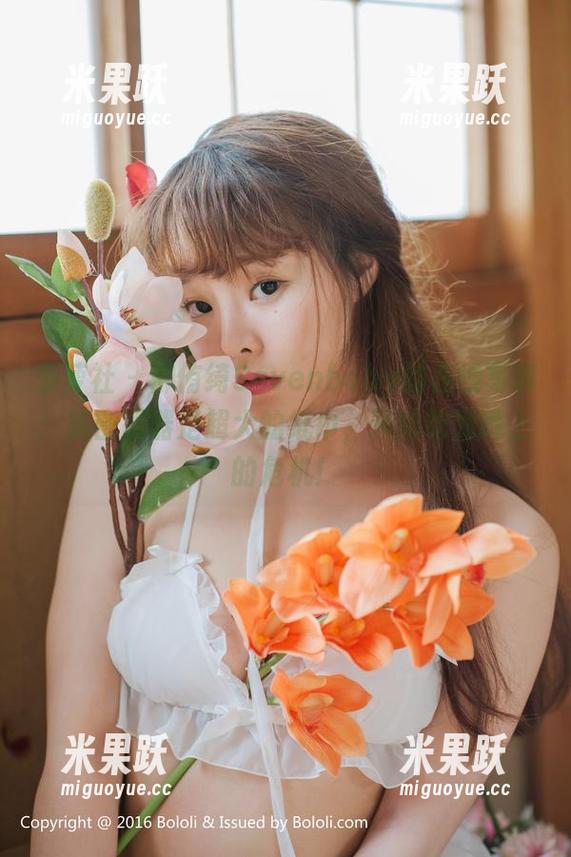 菠萝社-柳侑绮Sevenbaby 菠萝社 - 柳侑绮Sevenbaby的在线写真:秘密武器是超大的纸巾,预防吃到嘴上的危机!