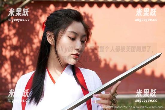 蜜桃社-佩琦Pinky 蜜桃社 - 看完佩琦Pinky的礼服,感觉整个人都被美图刷屏了,下载还不赶紧的?