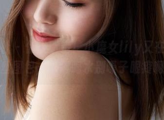 蜜桃社 - 你没听错!小魔女lily又在更新白丝图包,记得喝水别嗓子眼疼啊!