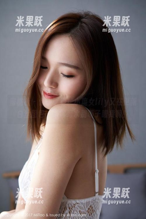 蜜桃社 - 你没听错！小魔女lily又在更新白丝图包，记得喝水别嗓子眼疼啊！