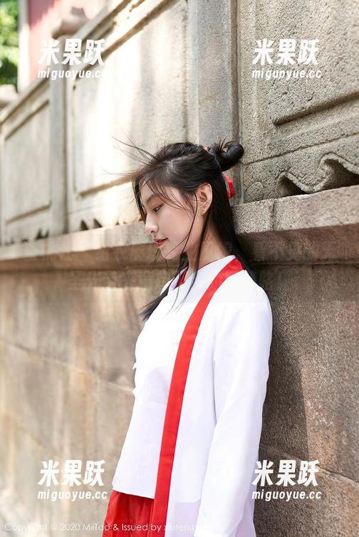 蜜桃社 - 结衣展现专业厨娘，看不见的无圣光带来意想不到的图集咯！