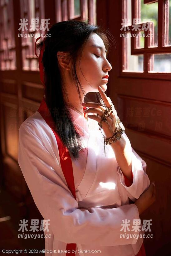 蜜桃社 - 秘书主题的照片合集，陆萱萱Cecilia带你在职场中开嗓子，高歌一曲“加班歌”！