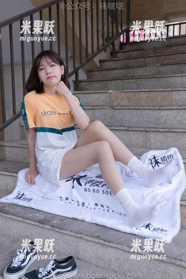 袜啵啵 - 这张原图啊，小甜豆和绑带凉鞋的完美——有没有一瞬间让你想到了那个夏霜？