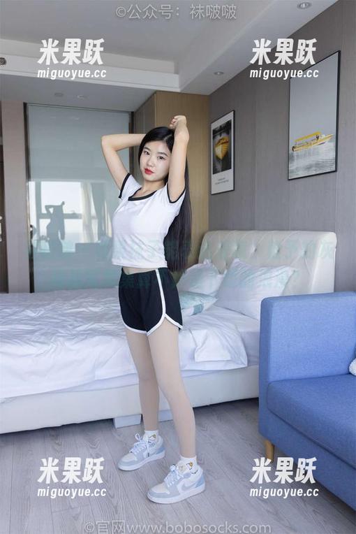 袜啵啵 - 如果袜子能表达爱意，稚予的灰棉袜写真集算不算是下载的浪漫？