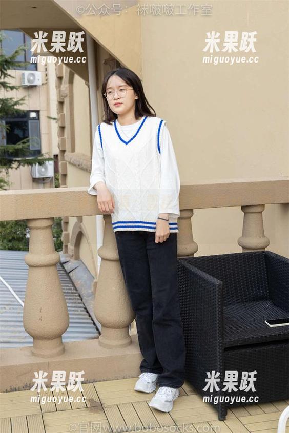 袜啵啵 - 精选写真：雪糕与油亮肉丝，浮夸与真实的碰撞