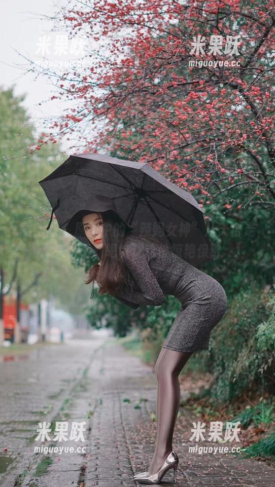 微密圈 - 原图中的“辣妈女神”从天台走来，下载吧，让这份惊艳保留