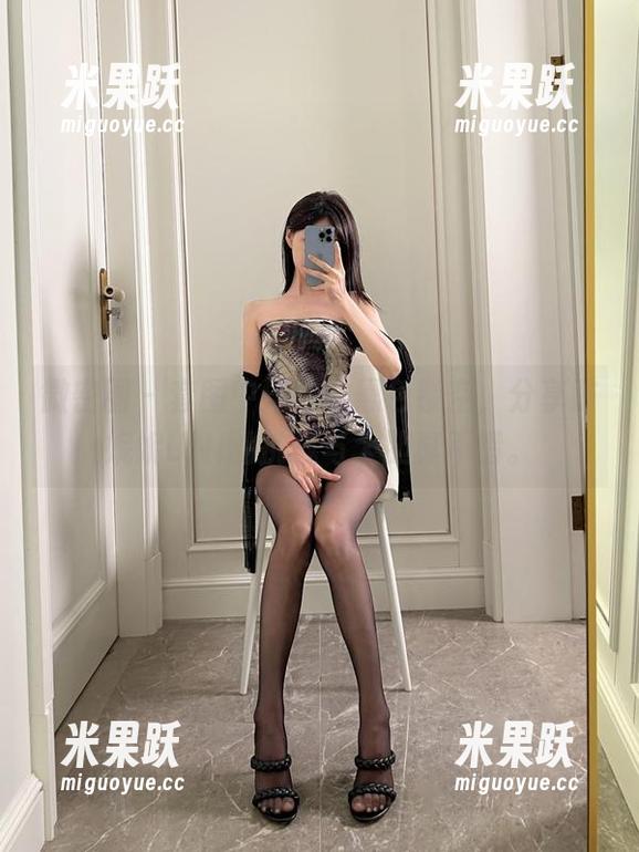 陈妮妮UNI 微密圈 - 套图中浮现的黑色镂空,分享陈妮妮UNI的挑战与大胆真不错。