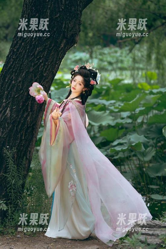 雯妹不讲道理的自拍：图集里的无需修图，也挺有意思