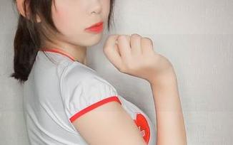 最新登场的雯粥粥i天团:体操服,让人不由得想多看几眼。