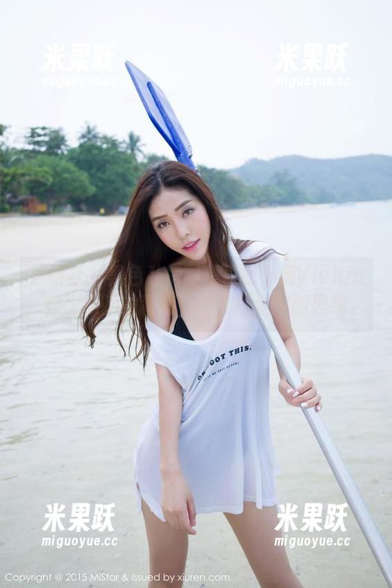 魅妍社 - 黑色私房图集里的妤薇Vivian，像大雨后的青藤，偷偷打湿我的思绪。