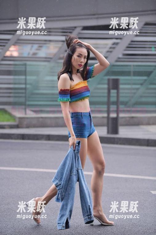 魔镜街拍-婷婷 魔镜街拍 - 婷婷的黑丝魔法:工作日常的完美分享