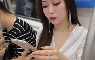 魔镜街拍 - 想要美丽又免费?快来看艾小青的旗袍街拍合集,走路带风别说没认真!