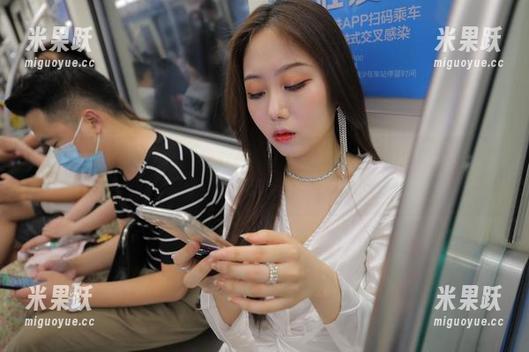 魔镜街拍 - 想要美丽又免费？快来看艾小青的旗袍街拍合集，走路带风别说没认真！